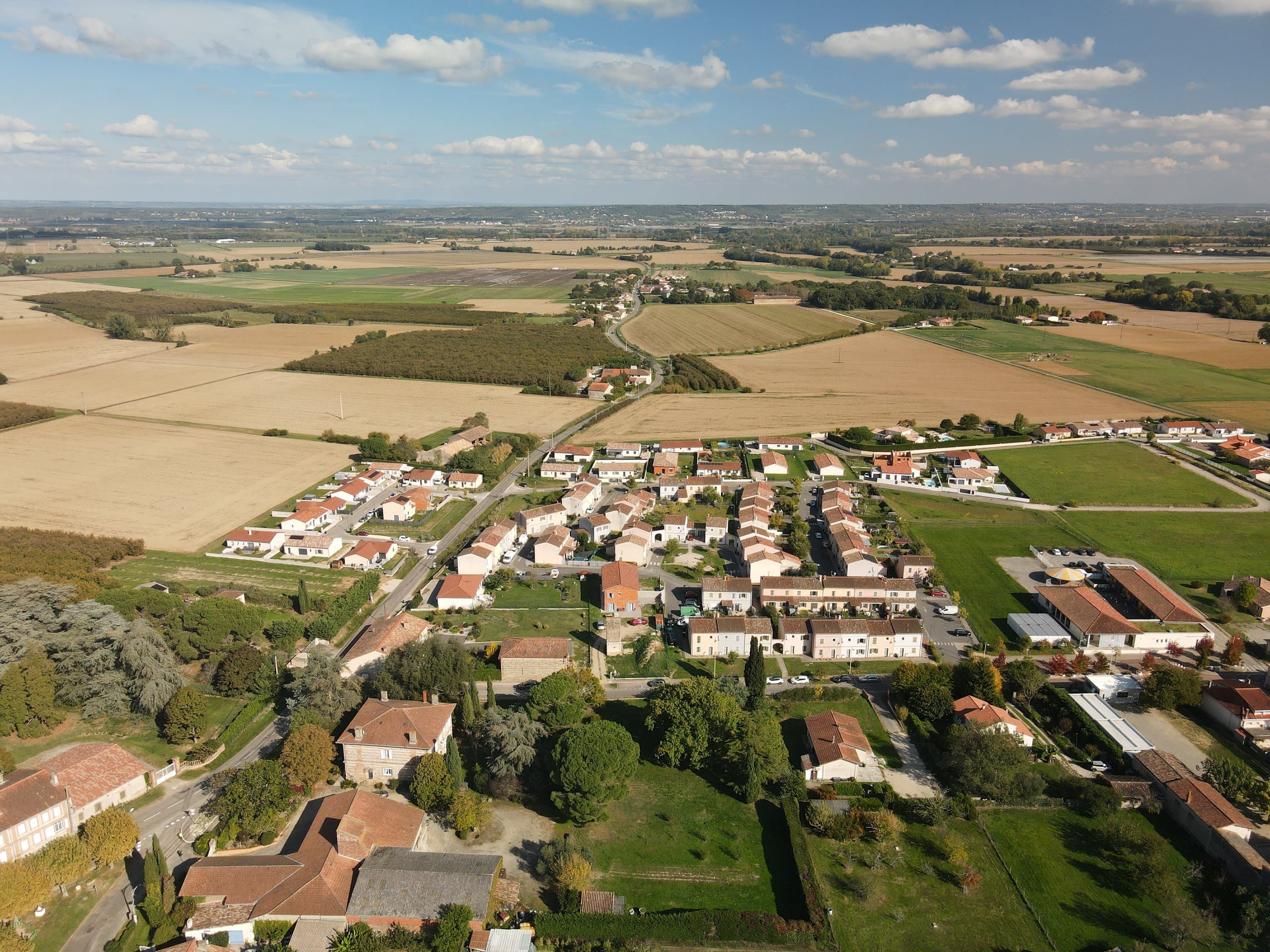 Vue officielle du village d'Aucamville et de son cadre de vie