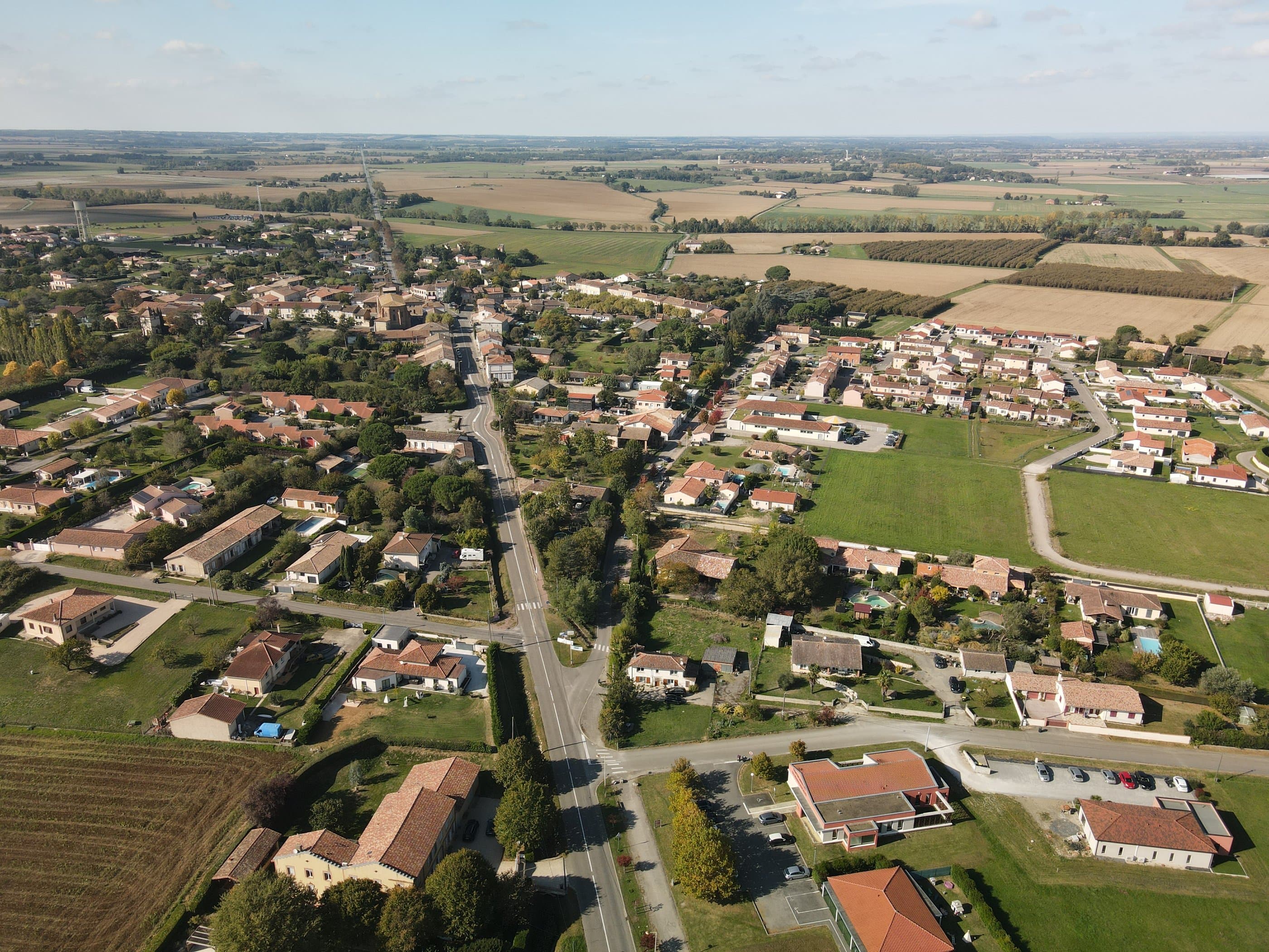Vue aerienne officielle d'Aucamville et de son environnement villageois